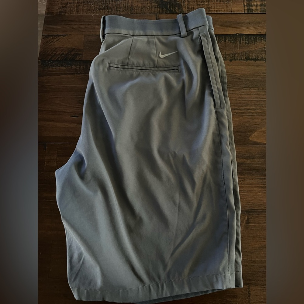 Men’s Nike golf short.